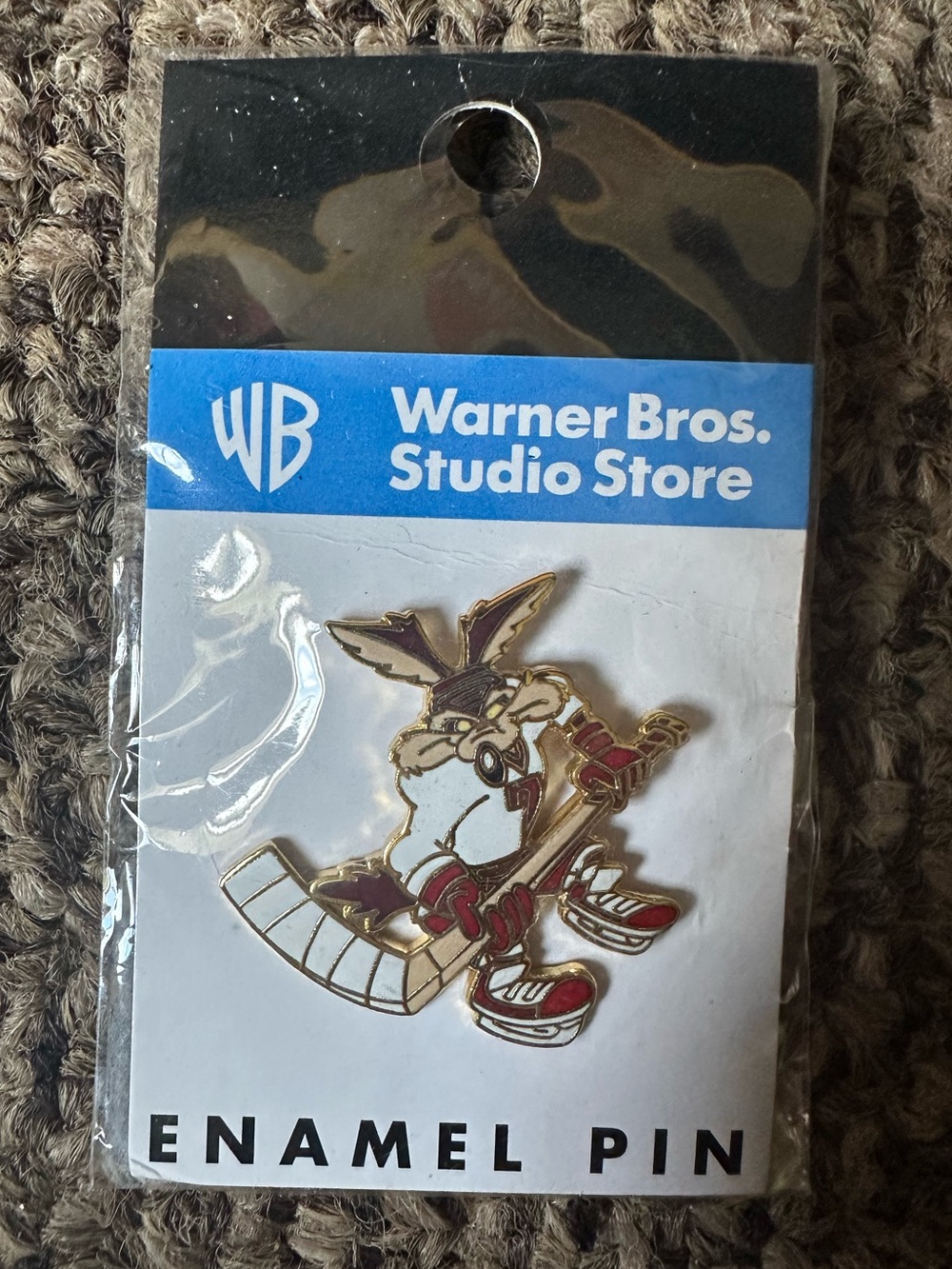 Vintage 1998 Warner Bros Studio Store Looney Tunes Pin Hockey Wile E Coyote NEW